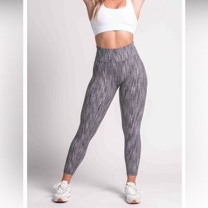 P’tula peak leggings- NWT